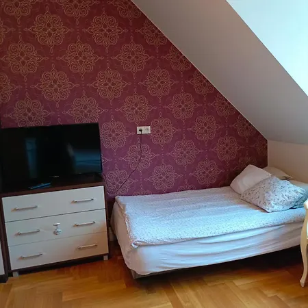 Nocleg ze śniadaniem Dwór Pod Różami Smolec