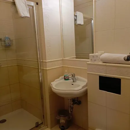 Dwór Pod Różami 3* Smolec