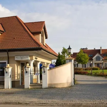 Bed & Breakfast Dwor Pod Rozami 3*